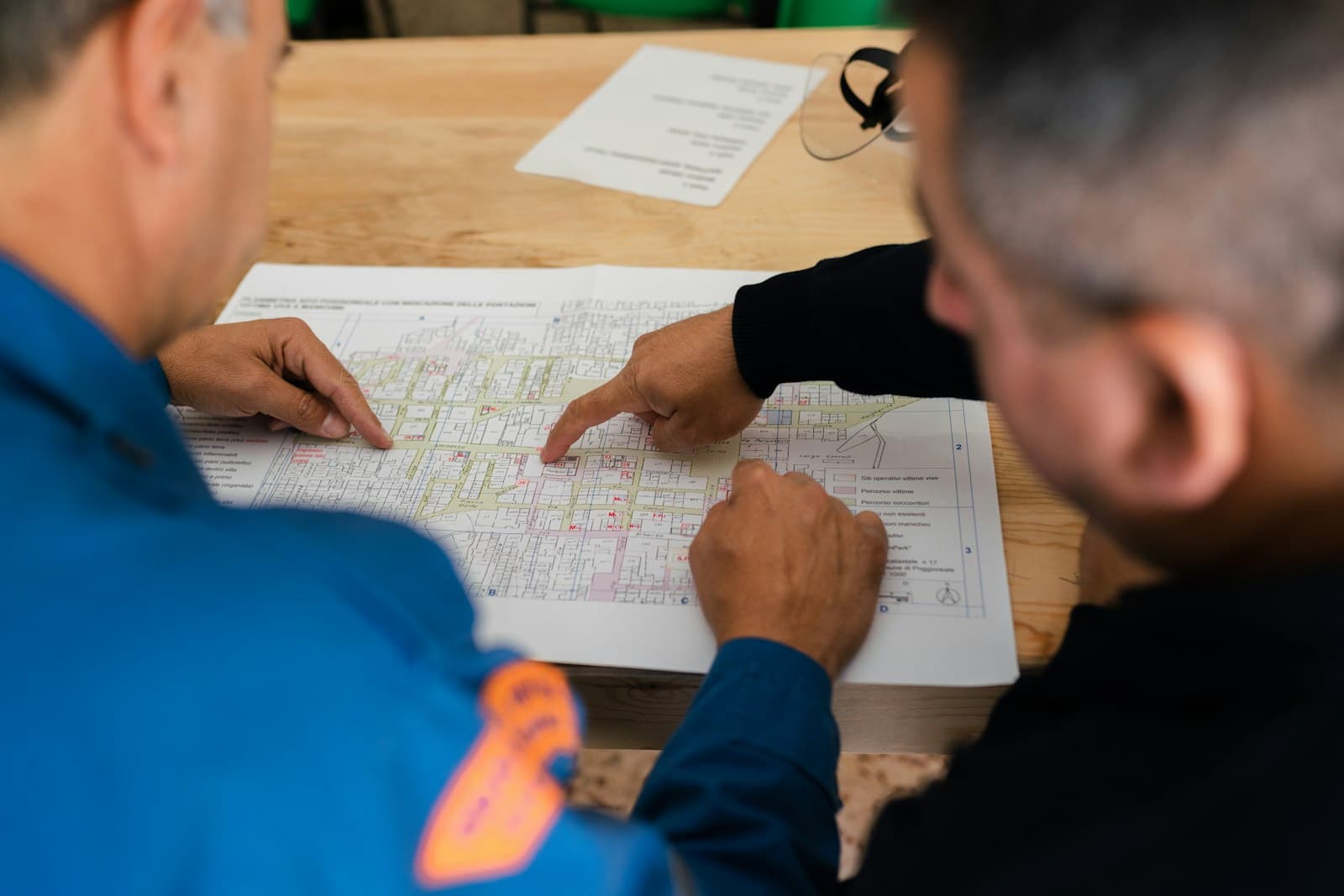 Due tecnici che studiano insieme uno schema su carta