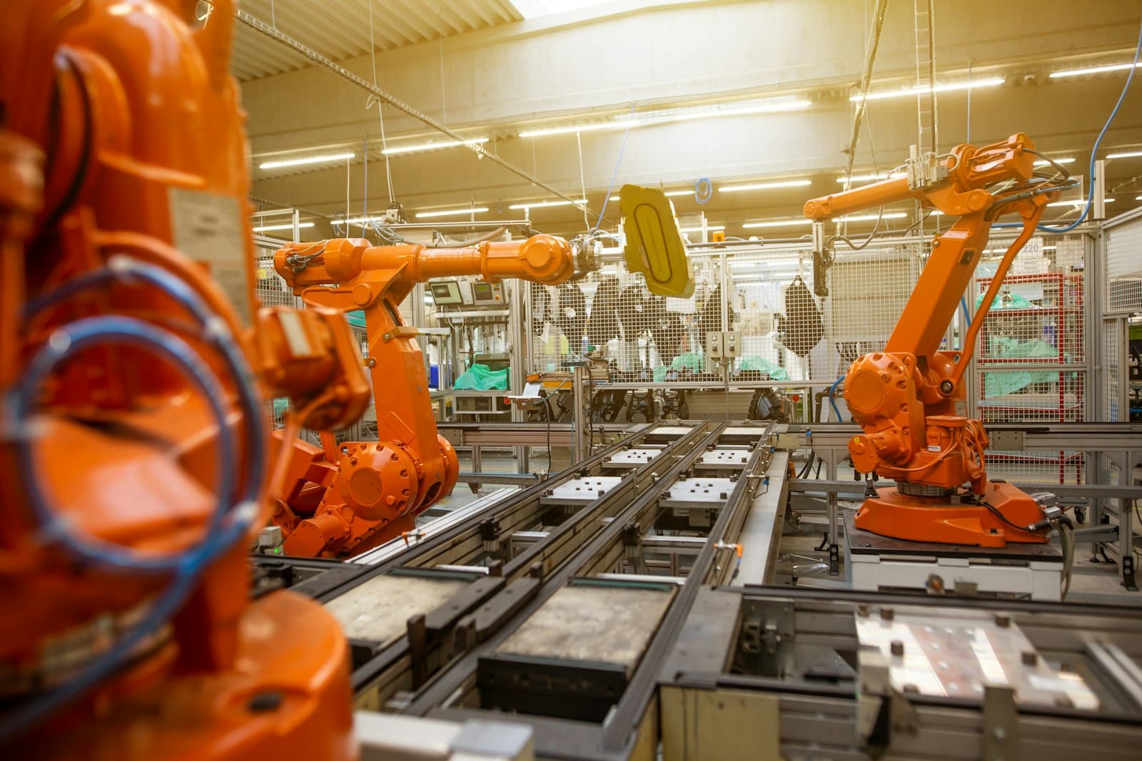 Linea di produzione automatizzata con robot industriali