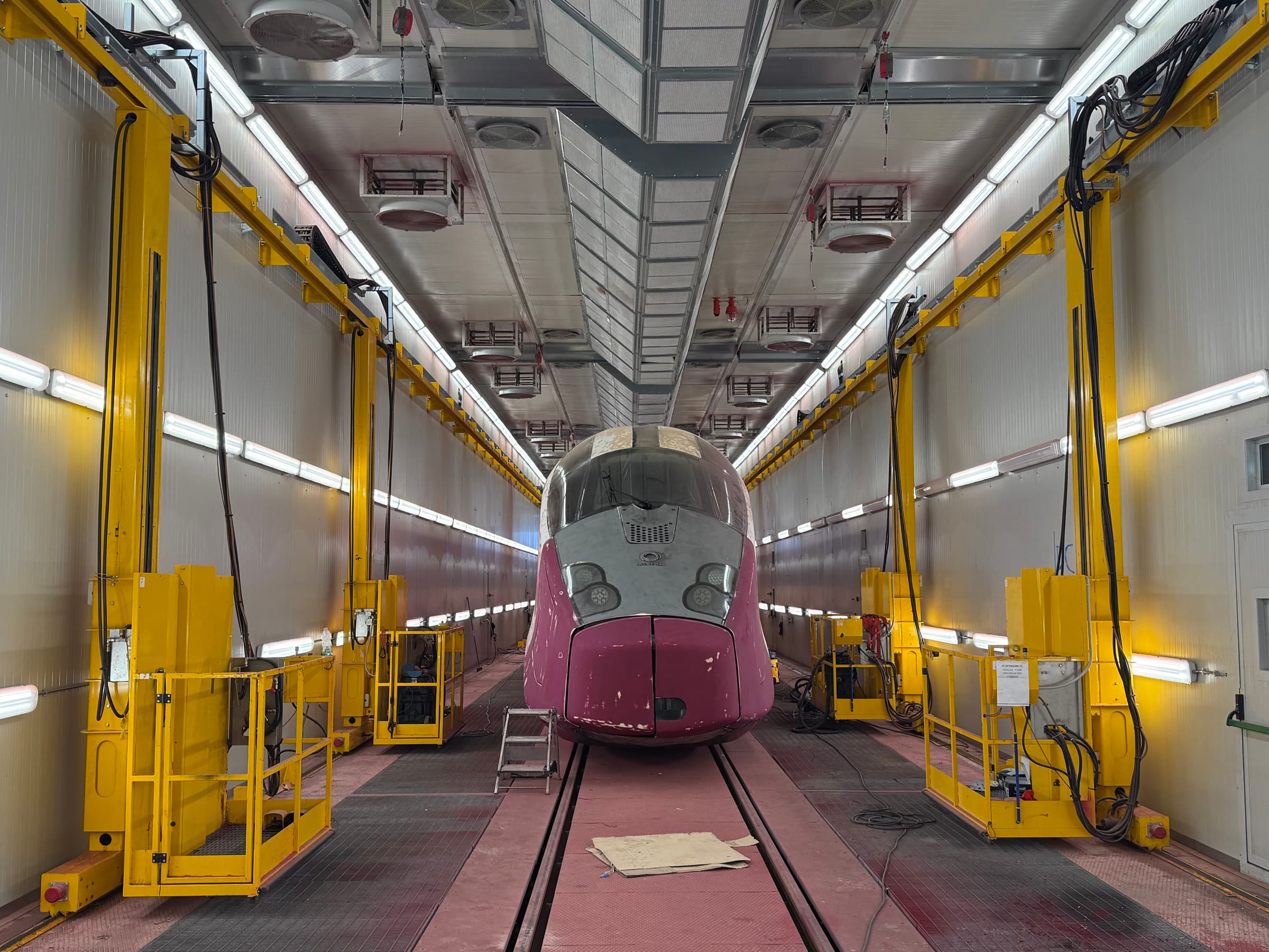 Treno ad alta velocità all'interno della cabina di verniciatura automatizzata